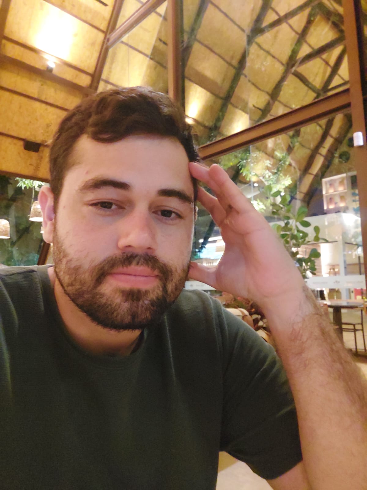 Lucas em um ambiente acolhedor, refletindo